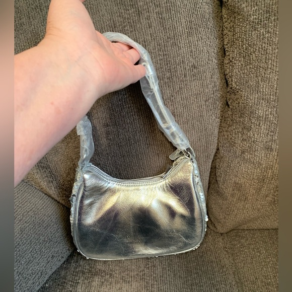 Nicole Miller Silver Sequin Small Faux Leather Purse NWT 🌴 - Picture 2 of 11